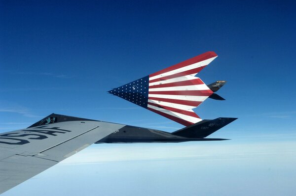 Американский самолет невидимаа с флагом сша