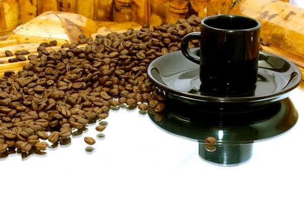 Tasse de café sur fond avec des grains de café