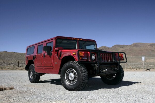 Hummer rouge sur fond de désert