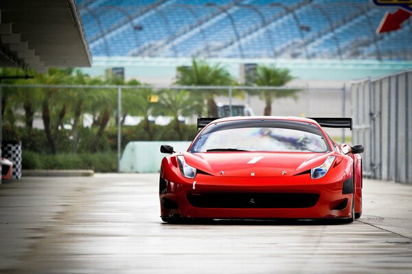 Ferrari rojo con motor de ocho cilindros