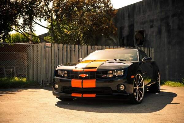 Chevrolet Camaro noir avec rouge, vue de face