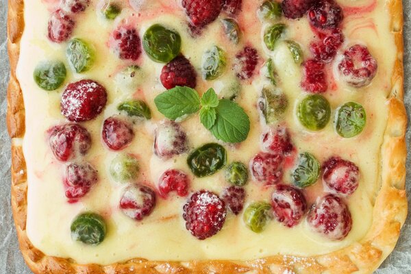 Heißer Kuchen mit Waldbeeren und Minzzweig