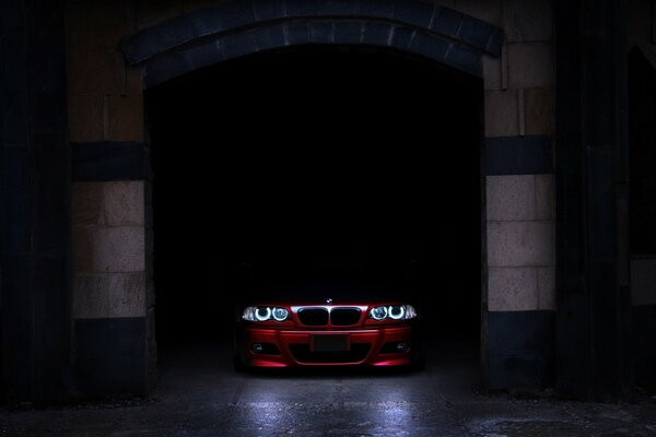 OMBRE ROUGE BMW DEVANT LE GARAGE