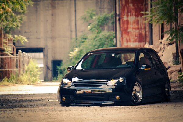 Hermoso coche negro en el sitio de construcción