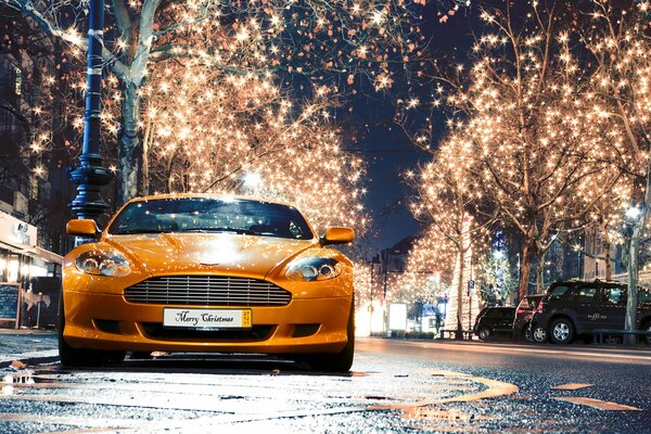 Brillante Aston Martin brillante luces de la ciudad