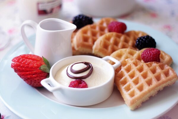 Morgendessert mit Erdbeeren und Kaffee auf dem Tisch