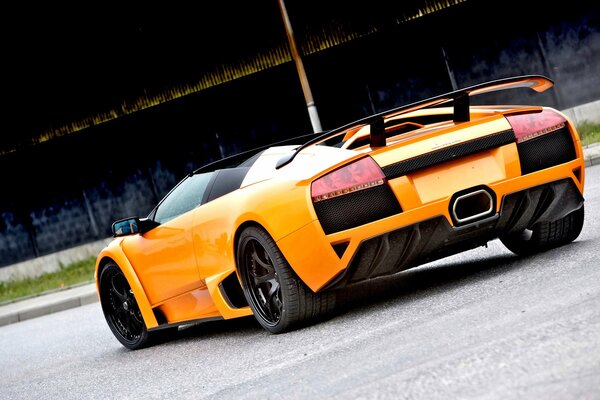 Lamborghini jaune sur la piste