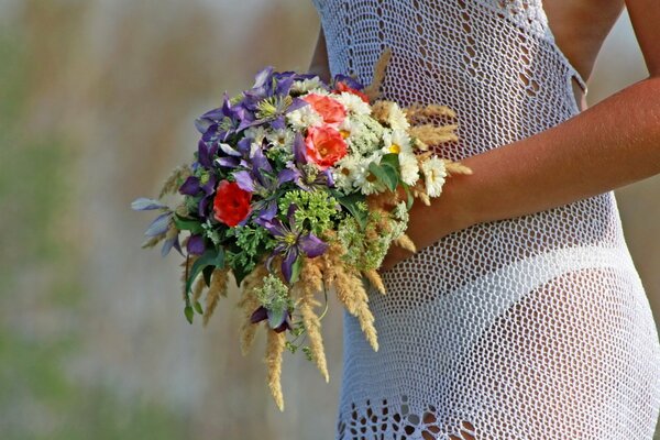 Sommer-Fotoshooting des Mädchens mit einem Blumenstrauß