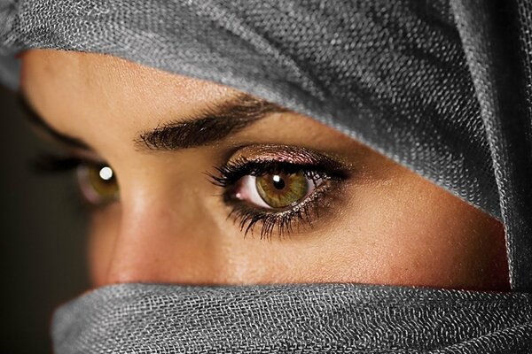 Die Augen eines Mädchens in einer Burka. Makroaufnahme