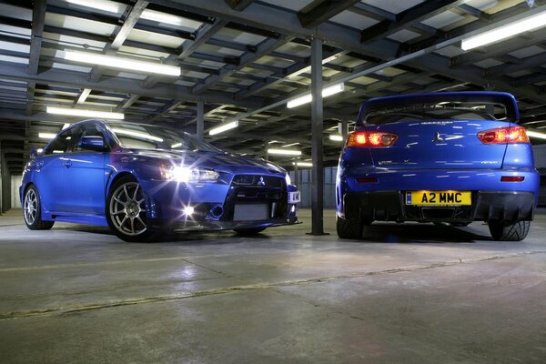 Zwei blaue Mitsubishi-Autos beim Tuning