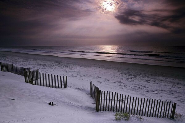 Ciel sombre sur la plage de la mer