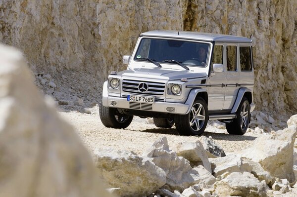 Jeep SUV Mercedes sur la route de pierre