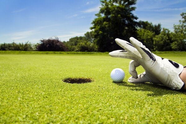 Jouer au golf sur le terrain