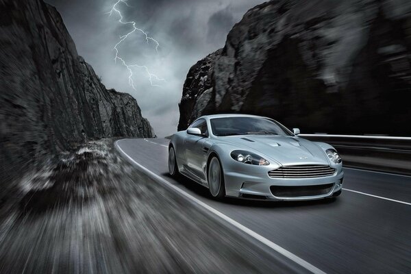 Aston martin dbs zdjęcia z prędkością