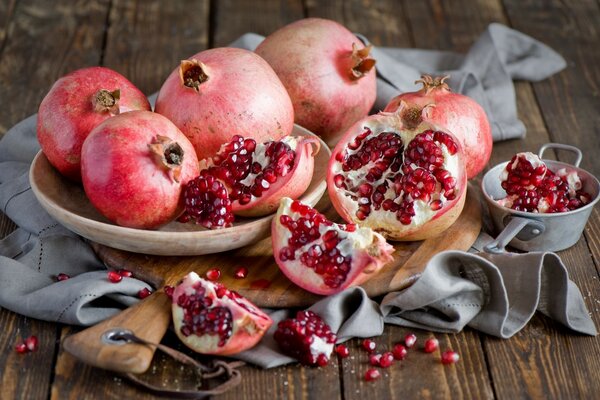 Image of pomegranate slices and grains