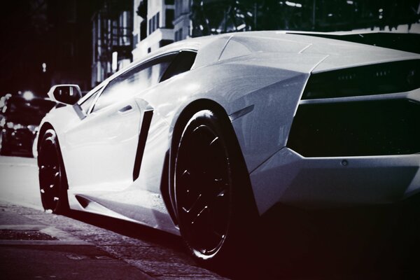 Monstruo blanco Lamborghini Aventador en la calle