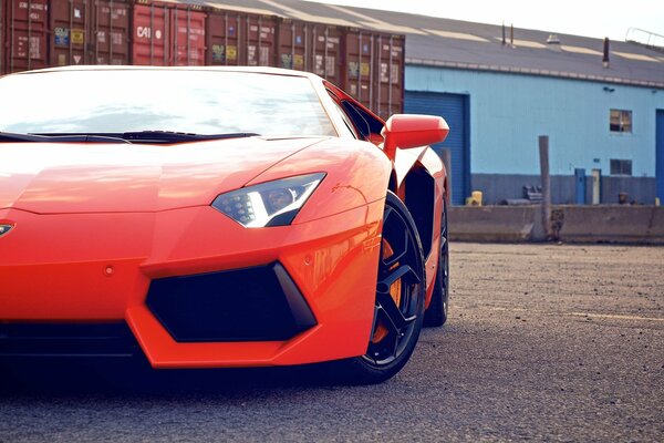 Supercar rouge de marque lamborghini aventador lp700-4