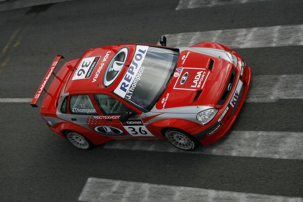 Coche deportivo rojo en la pista