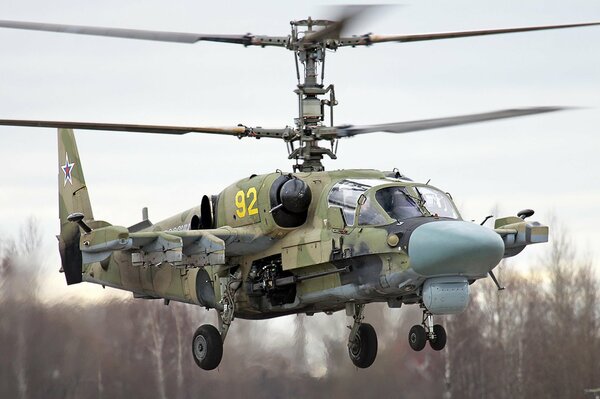 Duży potężny helikopter Aligator Ka-52