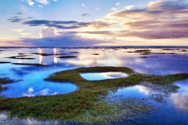 The clouds were reflected on the surface of the lake with extraordinary beauty