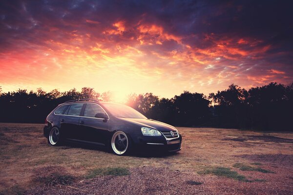 Volkswagen golf al atardecer