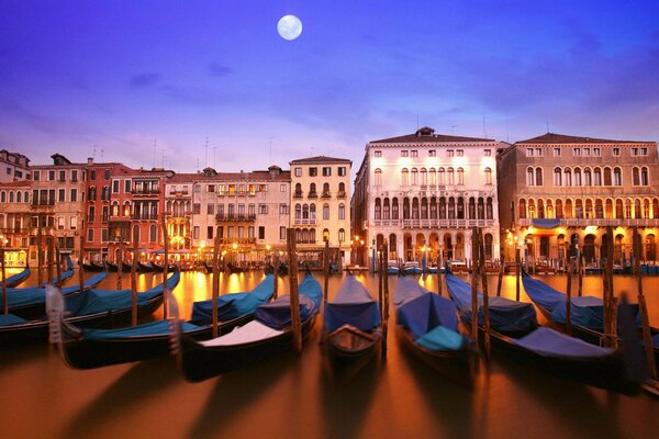 Venise dans les rayons de la lune avec des bateaux