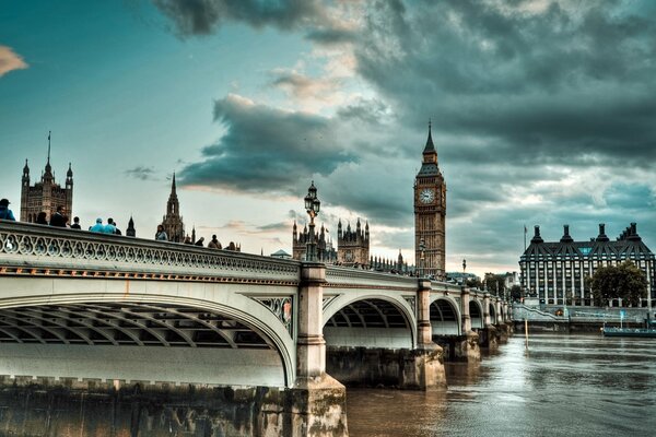 Most nad rzeką w centrum Londynu
