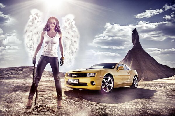 Chica ángel de combate junto a un Chevrolet amarillo