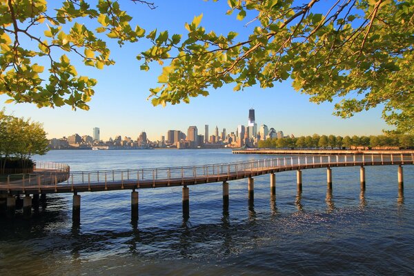 Прогулочный мостик на воде с видом на город