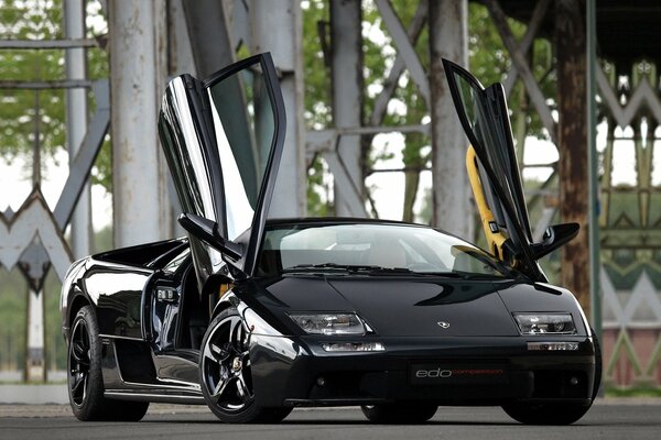 Negro Lamborghini diablo con las puertas abiertas