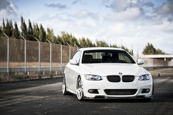 Photo de la BMW série 3 blanche sur l asphalte