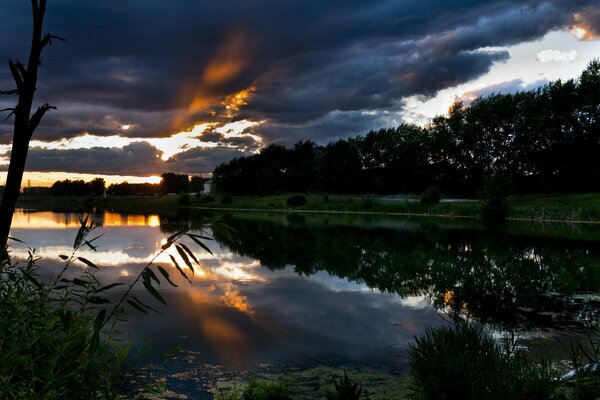 Nuages d orage sur le lac le soir