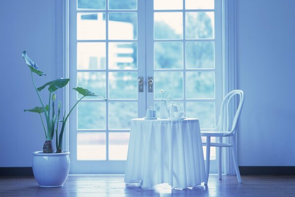 Table avec nappe blanche à la porte