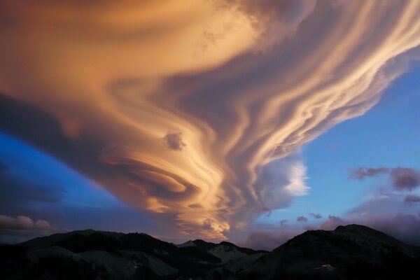 Wolken und Hügel. Ungewöhnlicher Himmel