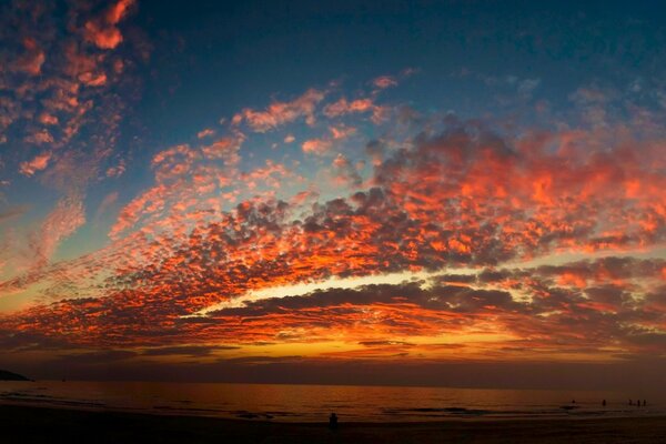 Sangrienta puesta de sol en el mar