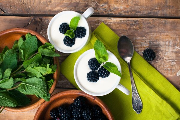 Milchdessert mit schönen Beeren