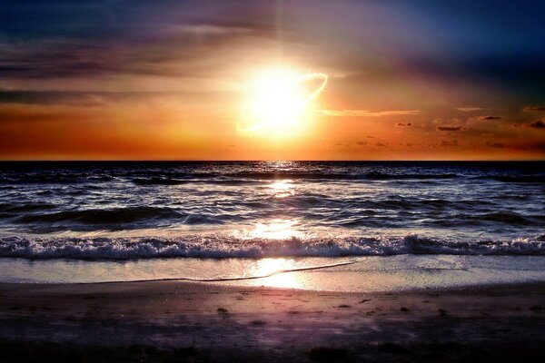 Ciel de l aube et le lever du soleil sur la mer