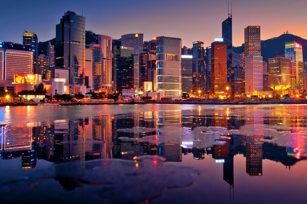 Ночные огни Гонконга отражаются в заливе