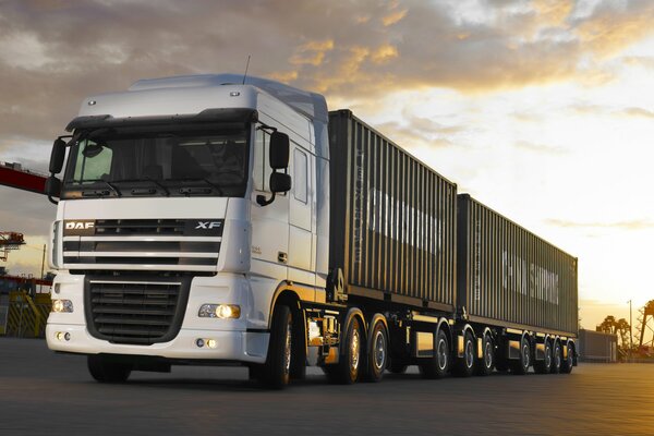 Daf-LKW auf dem Flug, fährt zuerst Container an