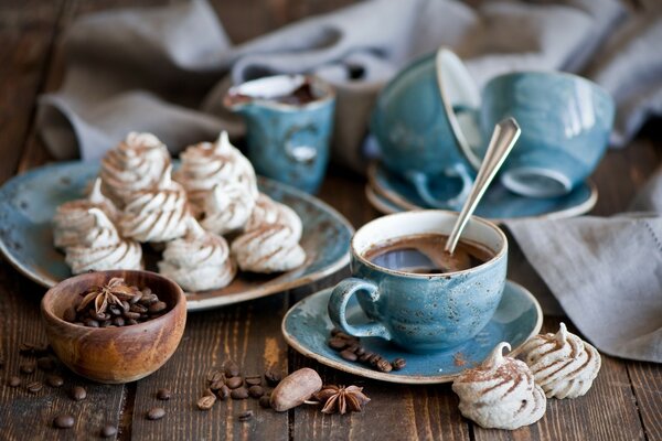 Caffè appena macinato con aggiunta di anice in una bella ciotola