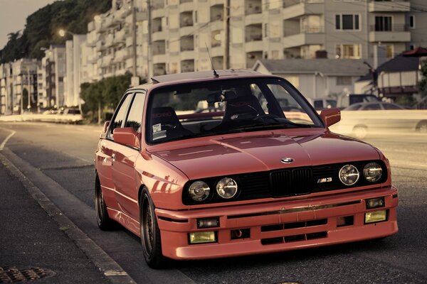 BMW rojo en las calles de la ciudad. Velocidad y potencia