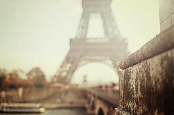 Vue défocalisée de la tour Eiffel