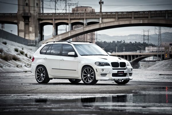 El crossover blanco de BMW se encuentra en el fondo del puente