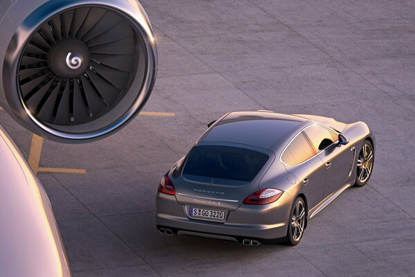 Coche en la pista cerca del avión