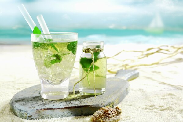 Immagine di un cocktail spiaggia con ghiaccio