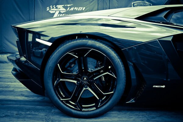 Screensaver front of a black Lamborghini aventador