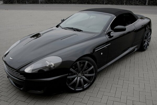 Schwarzer Aston Martin, wunderschöne Marke