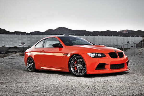 Rojo Tuning BMW en la carretera de escombros