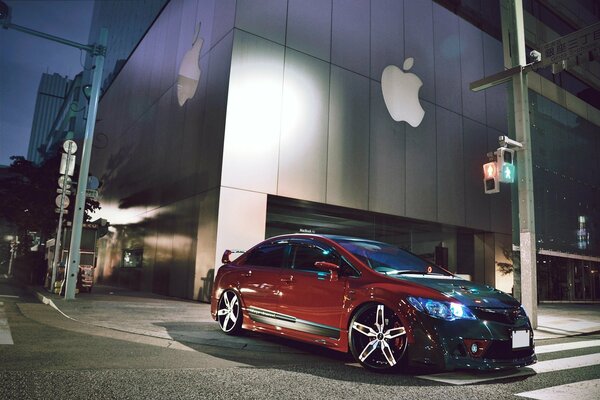 Honda civic In sulla strada in città la sera