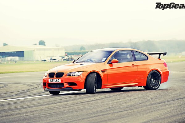 Supercar arancione in slittamento. Macchina fresca alla deriva